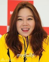 组图：孔孝真休闲装出席品牌活动 笑容明朗