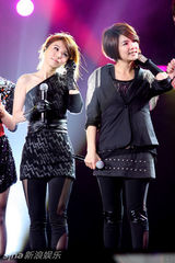 组图：周笔畅韩庚献唱深圳跨年 全场祝福Selina