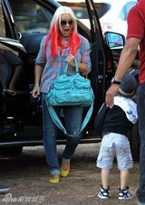 组图：阿奎莱拉携子玩耍 男友全程甜蜜陪伴