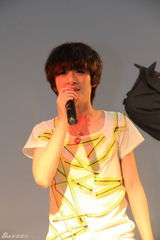 高清图：曾轶可《勇敢孩子气版》签唱 与歌迷同庆功