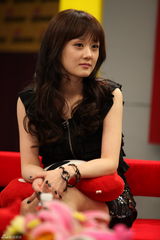 幻灯组图：张娜拉做客新浪 大波浪卷发倍增女人味