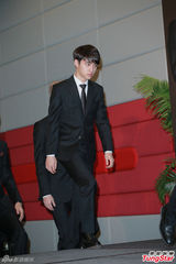 高清图：GD条纹装出席mama记者会 EXO正装帅气