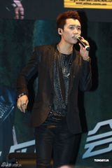 组图：王野发片秀肌肉 母亲带家常菜抵京支持