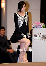 组图：成宥利闵孝琳出席新剧发布 短裙比美腿