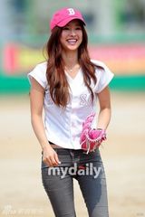 组图：韩星安在旭洪秀雅等参加明星棒球大赛