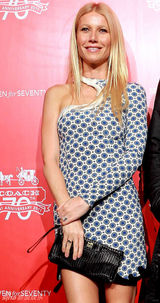 高清图：格温妮丝单肩裙亮相北京 和范冰冰合影