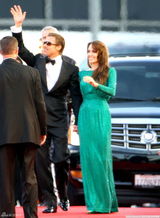 高清图：朱莉闪片绿裙华丽 皮特墨镜遮面耍个性