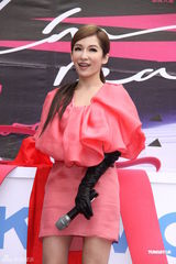 组图：萧亚轩寒风中短裙做代言 自曝初恋对象