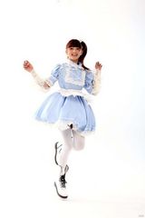 幻灯图：12岁萝莉歌手许雅涵拍写真 女仆装扮很可爱