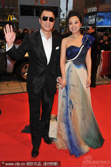 幻灯：《三枪》首映成张艺谋粉丝主场 闫妮风情十足