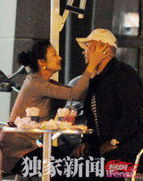 组图：张雨绮王全安街头热吻 早前车内哭泣照曝光