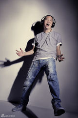 组图：郝云登封面展爷们气 坦言理想路上曾坎坷