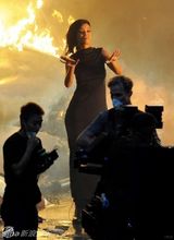 组图：蕾哈娜白纱长裙激凸 拍MV被烟熏敬业