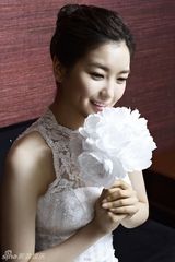 组图：韩星尹世音婚纱剧照 演绎妩媚动人气质