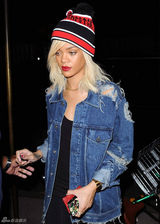 组图：蕾哈娜牛仔装扮现身酒店 红白黑帽子抢眼