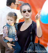 高清组图：阿尔芭携爱女到南瓜地 小奥诺露肚脐 