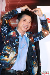 组图：庾澄庆花西装亮相北京 不改顽童本色