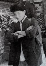 组图：安妮斯顿与未婚夫童年照明星范儿十足