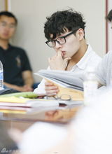 《继承者们》剧本排练 李敏镐邻家金宇彬有型