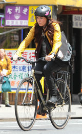 组图：梅根-福克斯《忍者神龟》片场帅气骑单车