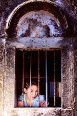 组图：徐黛妮古巷写真 穿透明衫性感迷人