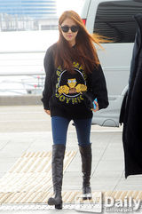 组图：韩团4minute赴港 戴墨镜埋头亮相机场