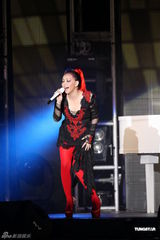 组图：阿妹身著爆乳装开唱 歌迷现场点唱饱耳福