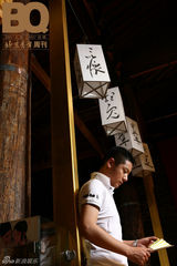 组图：“北京青年”任重纯爷们 写真大片展时尚京味儿 　　