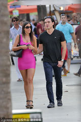 组图：超模克劳迪娅紧身裙抢镜 与神秘男逛街