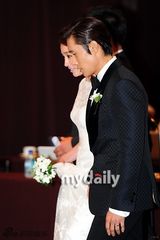 组图：李秉宪李敏贞携手出席婚礼新闻发布会