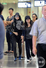 组图：章子怡潮装离京 疑默许司机对偷拍动粗