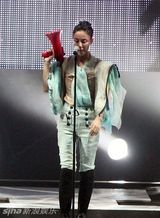 组图：王菲离婚后现身 过往奇装异服造型盘点