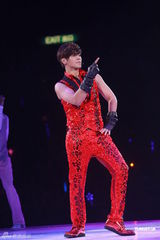 组图：罗志祥俏皮红衫红馆开唱 摔倒杨丞琳怀中