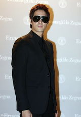 高清图：东方神起郑允浩等亮相派对 着正装型男范儿