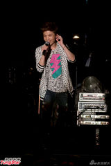 组图：A-Lin落泪小宇忙救场 信旋风登台引高潮