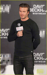 组图：小贝学爱女咬手指 女粉丝获签名内裤兴奋