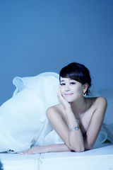 组图：海陆梦幻写真 白色抹胸礼服秀乳沟