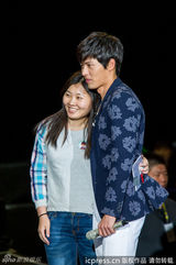 高清组图：玄彬上海开唱 与粉丝合影自拍乐陶陶