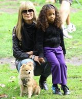 组图：单亲妈妈海蒂-克鲁姆扮嫩带孩子公园玩耍