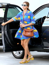 组图：伊娃-门德斯街拍 撞色连衣裙抢眼