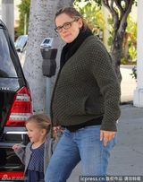 组图：詹妮弗加纳肚大如箩将生 女儿很萌很可爱