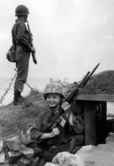 组图：邓丽君金门劳军罕见照曝光 大笑亲和