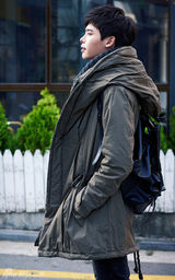 组图：韩星李钟硕冬装写真 休闲装散发青春帅气