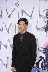 组图：井柏然廖凡同台看秀 兄弟见面相聊甚欢