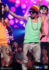 组图：HaHa等《尹道贤的Must》献热情舞台