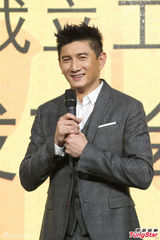 组图：吴奇隆轻松当老板 赚钱不耽误拍戏