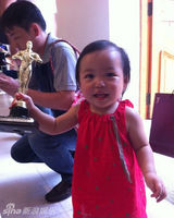 组图：赵薇爱女小四月成长记录 撒娇卖萌惹人爱