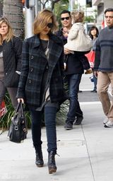 高清组图：杰西卡-阿尔芭全家时尚出游