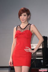 组图：陈珊妮见Kitty忘情卖萌