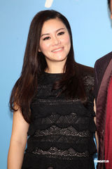 组图：钟镇涛出席公开活动 爱妻范姜久违现身 